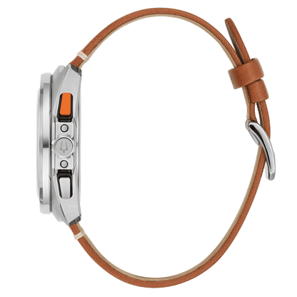 Herrklocka från sidan, silverfärgat hölje med krona och brunt läderarmband