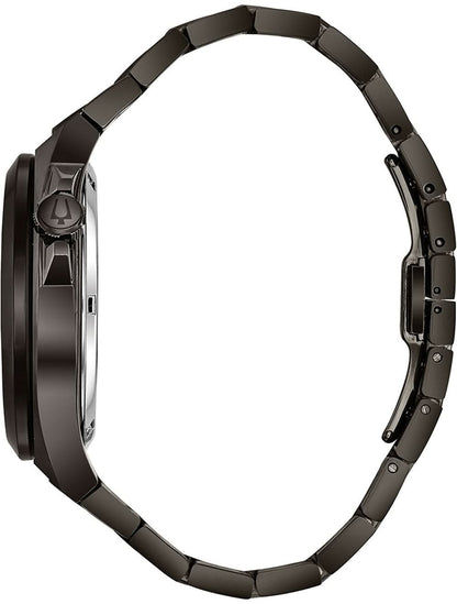Bulova herrklocka med mörkt armband i rostfritt stål, sidovy