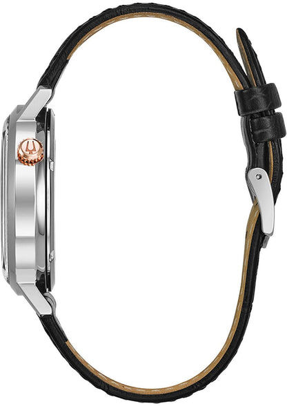 Herrklocka med svart läderarmband och silverfärgat hölje, sedd från sidan