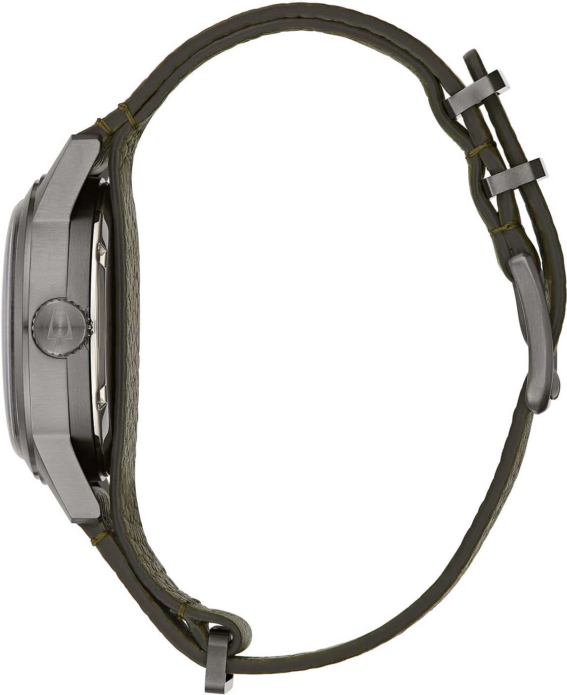 Sidovy av herrklocka med olivgrönt läderarmband och grått stålboett