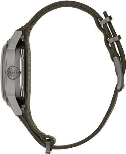 Sidovy av herrklocka med olivgrönt läderarmband och grått stålboett