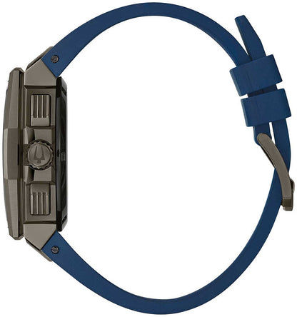 Armbandsur för herrar sedd från sidan med krona och knappar, blått silikonarmband