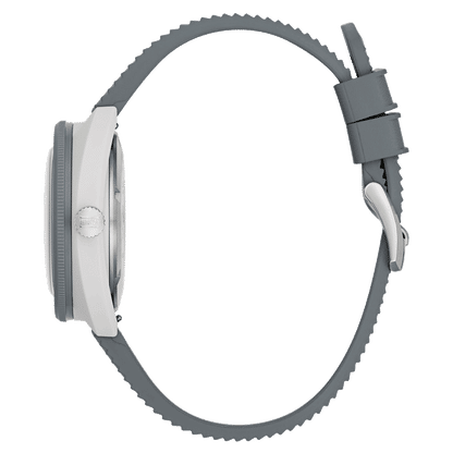 Bulova herrklocka sedd från sidan med grått armband och vit boett