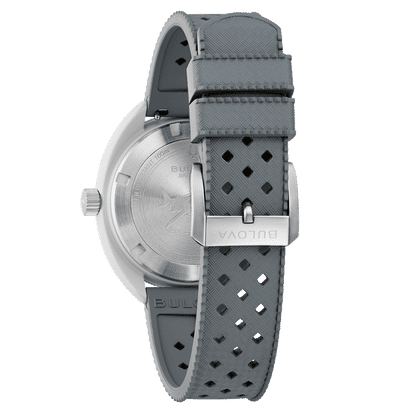 Bulova herrur med grått perforerat armband och silverfärgat hölje