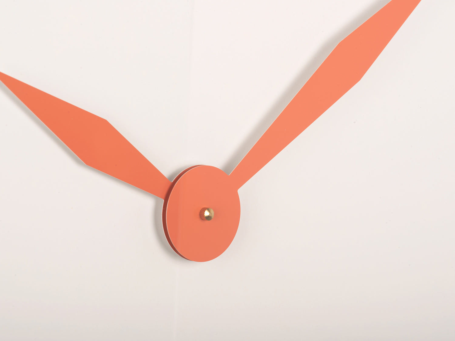 Väggklocka visare och mittdel: orange tim- och minutvisare