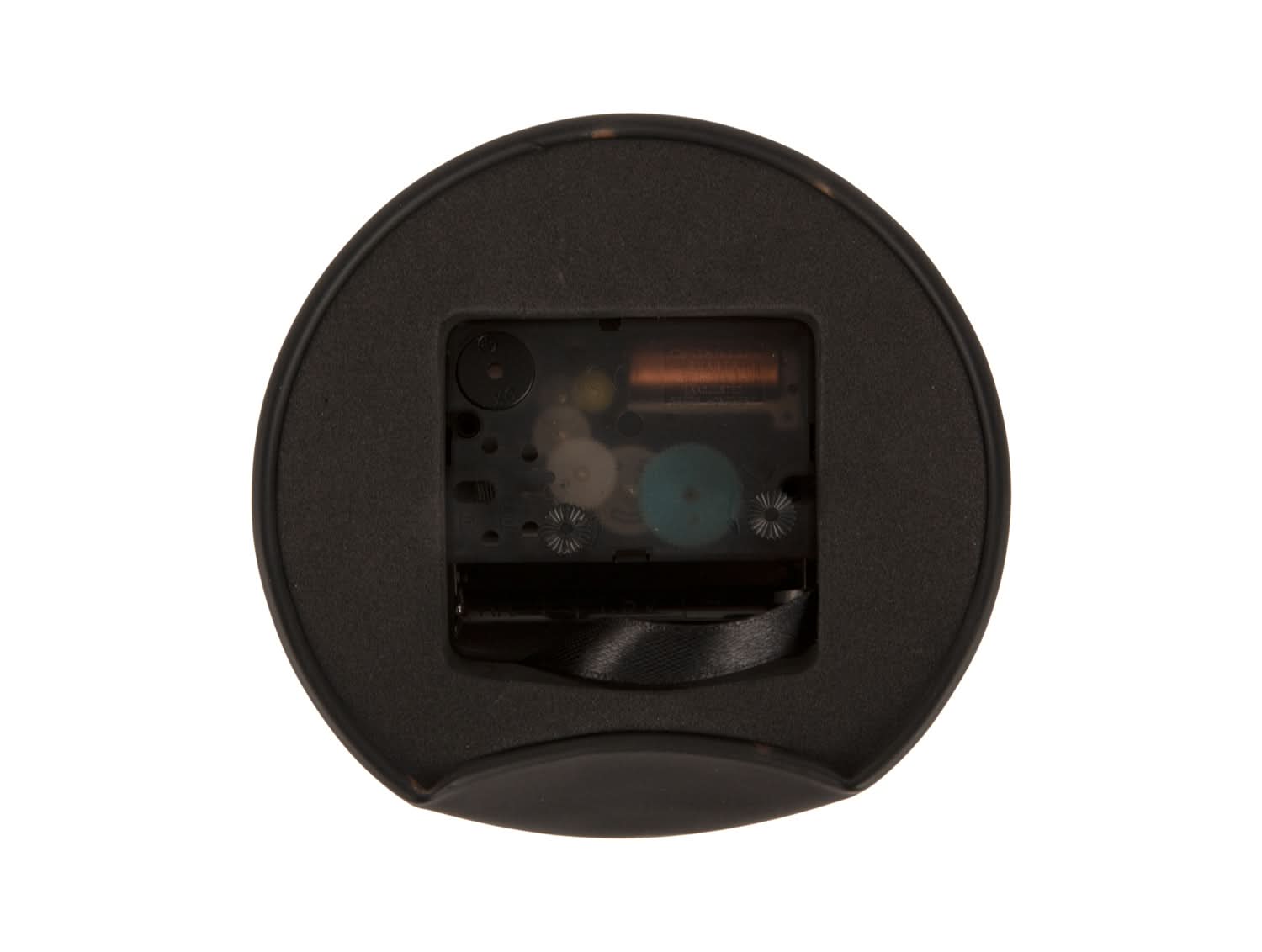 Baksidan av en analog väckarklocka med batterifack i ett svart hölje.