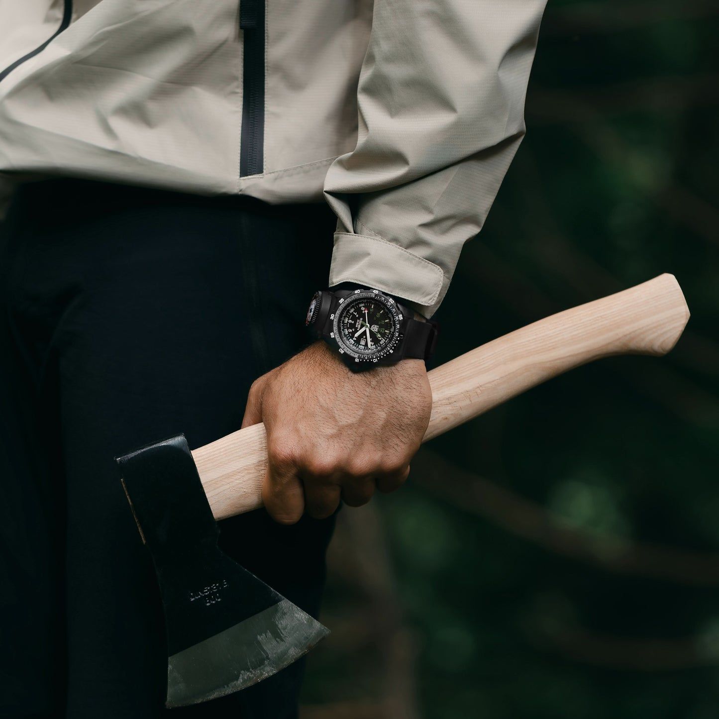 Luminox RECON-herrklocka på handleden med svart urtavla och svart armband