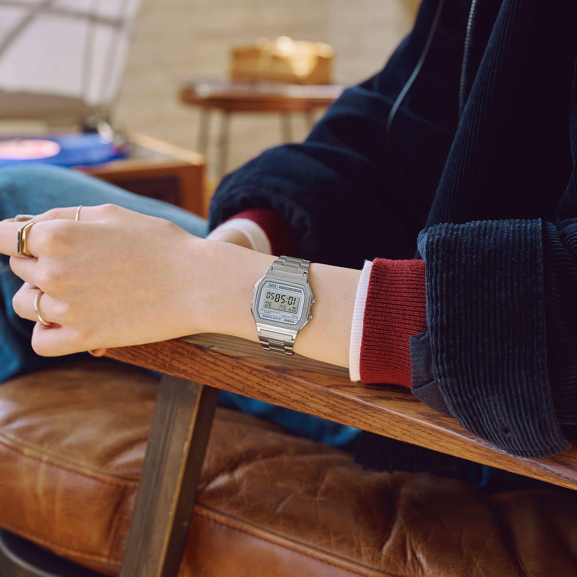Casio Armbanduhr am Handgelenk mit silbernem Metallband