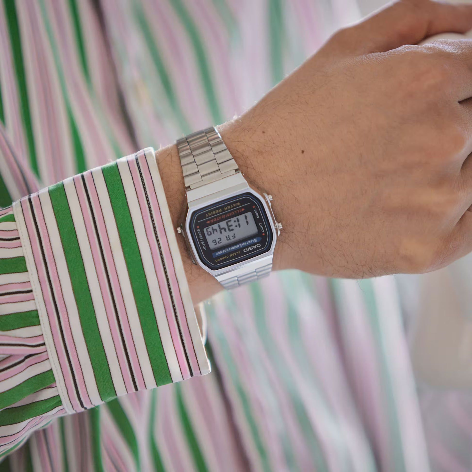 Casio Vintage-klocka A168WA-1YES med silverfärgat metallarmband och digital display
