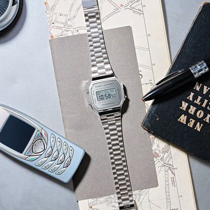 Casio Vintage-klocka med silverfärgat rostfritt stålarmband och digital display