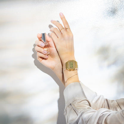 Casio Unisex-Digitalarmbanduhr in Gold am Handgelenk mit transparentem Armband