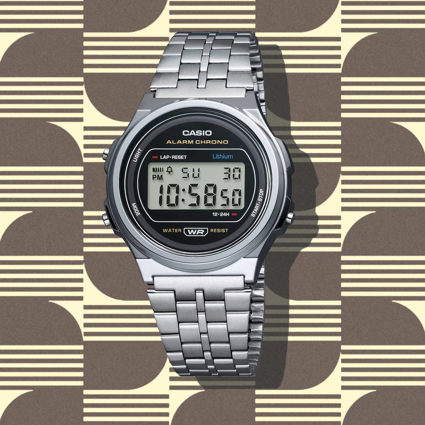 Casio Vintage-klocka sedd framifrån med silverfärgat armband i rostfritt stål och svart display