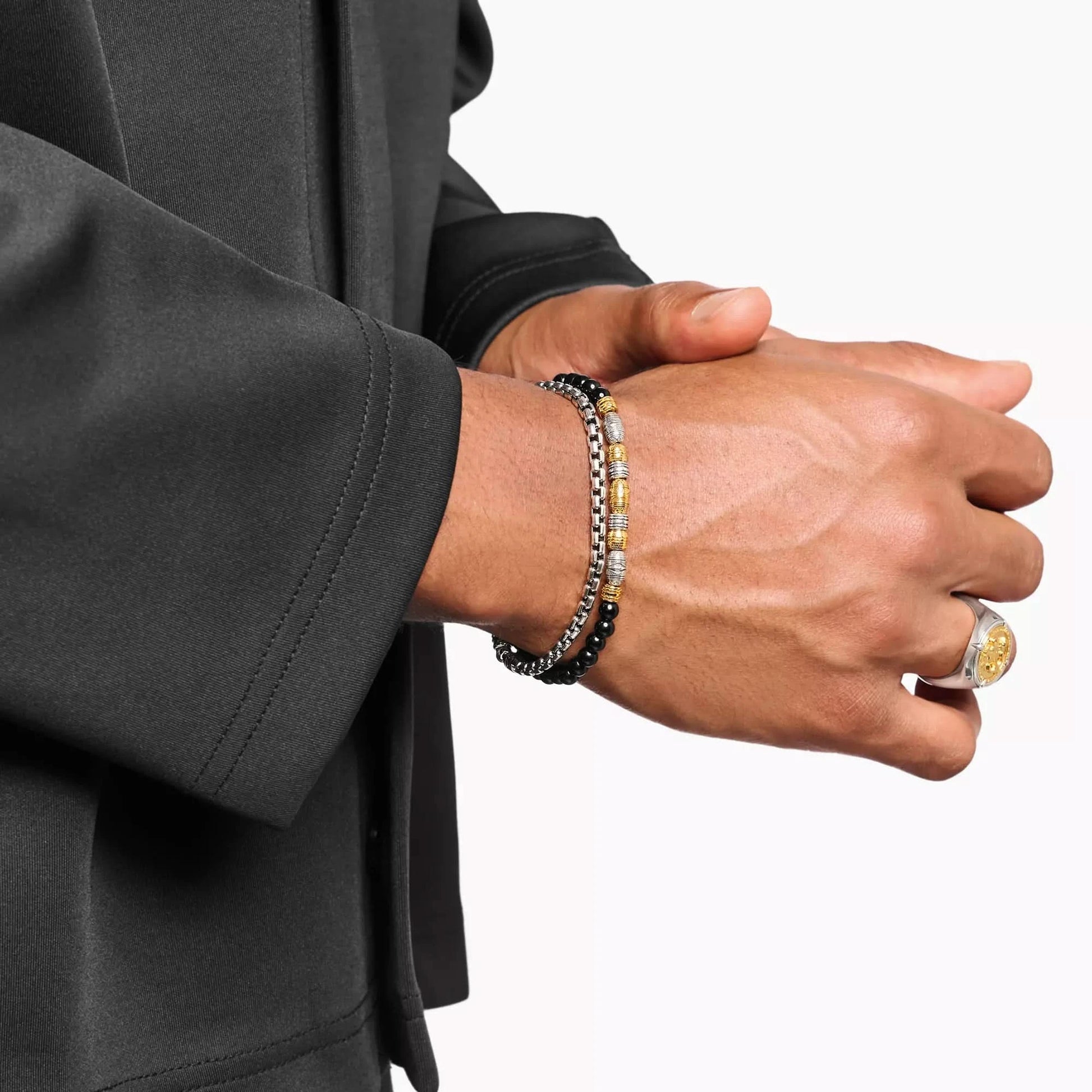 "Silarmband med mörka pärlor runt handleden"