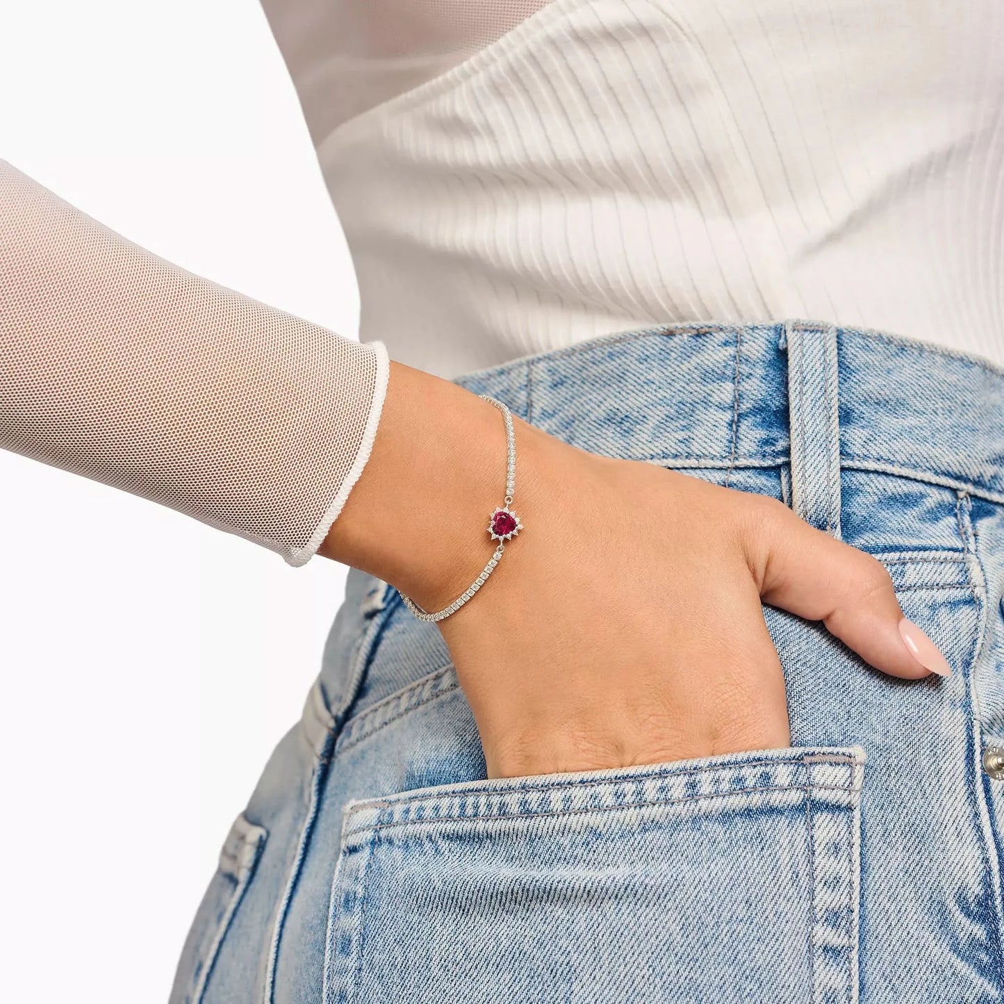 "Silarmband runt handleden med rosa hjärtsten och fin länkkedja"