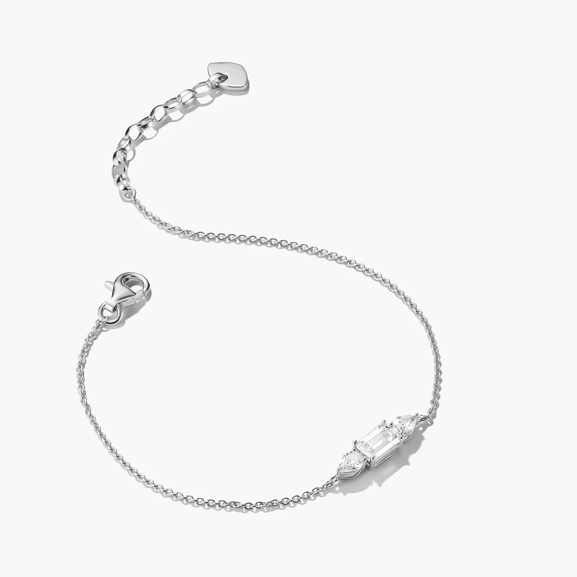Silversmycke med zirkoniastenar, rektangulärt hänge, pansarkedja och lås