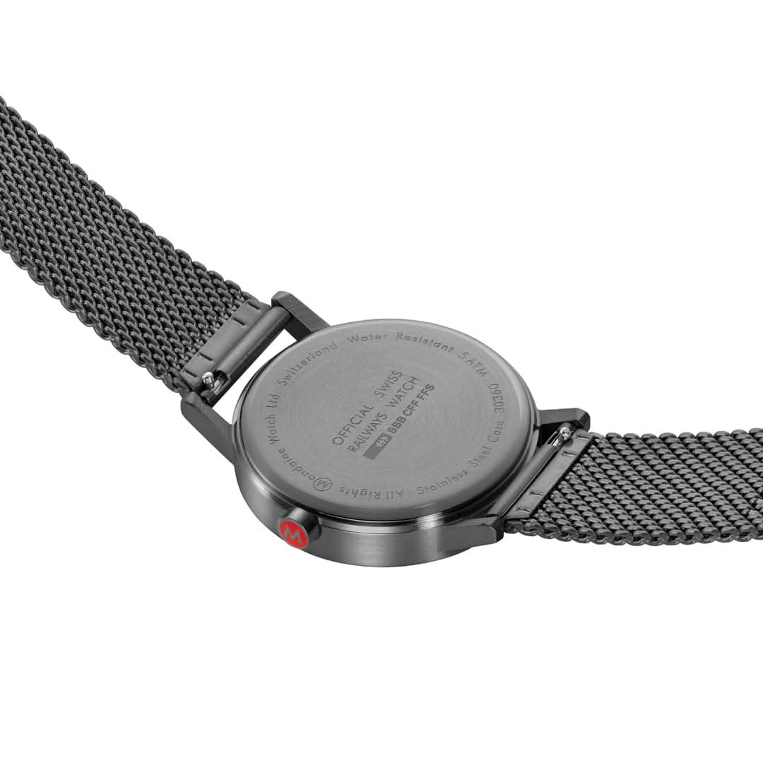 Mondaine herrur från baksidan: metallbotten med gravyr, svart mesh-armband