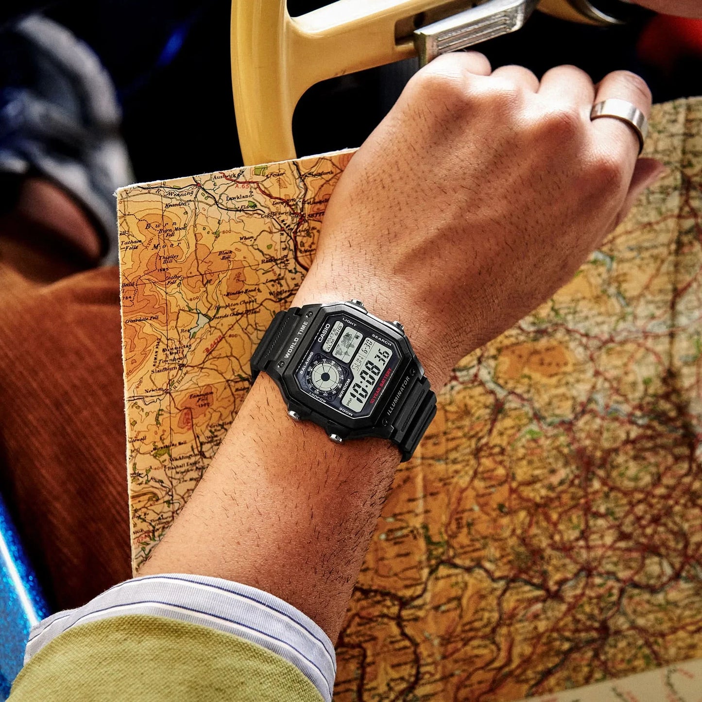 Svart digital herrklocka på handleden med LCD-display och armband
