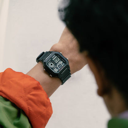 Casio herrklocka på handleden, svart armband och digital display