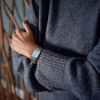 Silverfärgat Casio-armbandsur med metallarmband och ljusblå urtavla på en handled