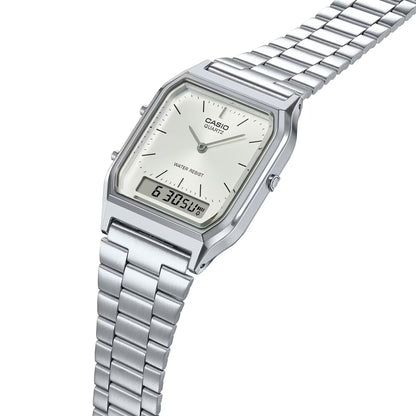 Casio-armbandsur sedd från sidan, silverfärgat metallarmband och rektangulär boett med display.