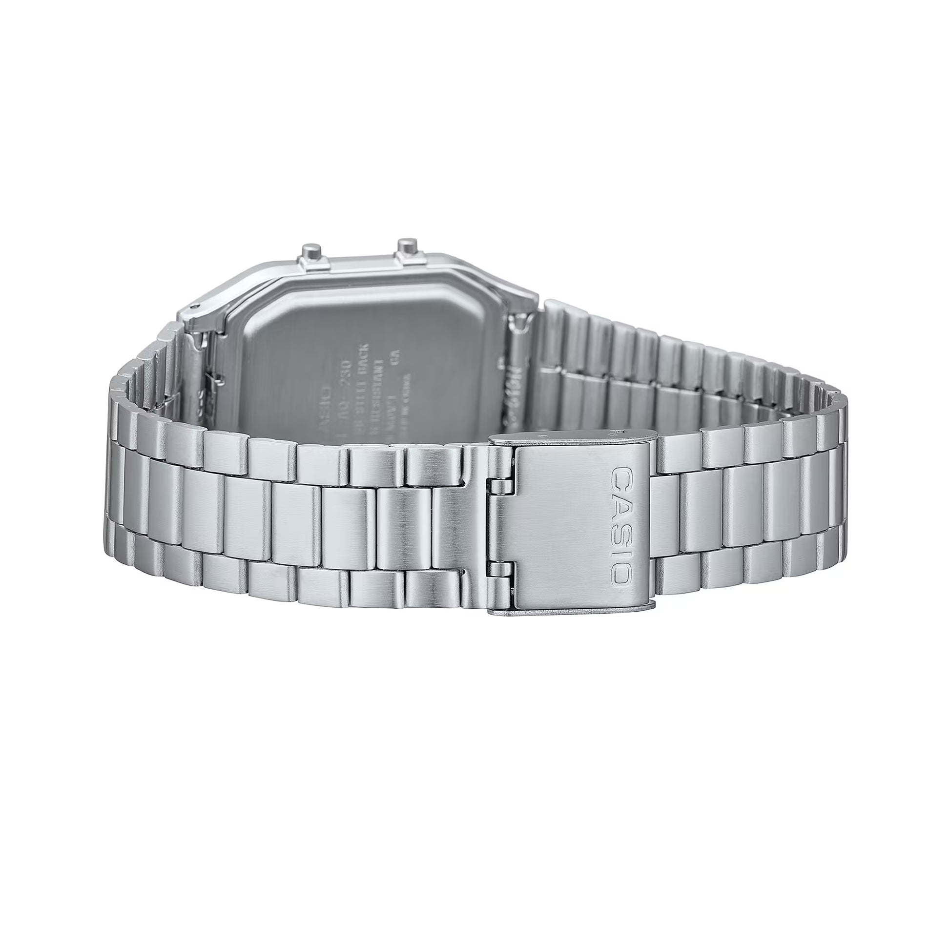 Casio-armbandsur med spänne, silverfärgade metallänkar och präglad ände på armbandet.