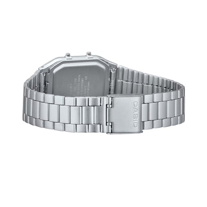 Casio-armbandsur med spänne, silverfärgade metallänkar och präglad ände på armbandet.