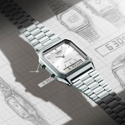 Casio-armbandsur i vinkel, silverfärgat armband och rektangulär boett med digital display.