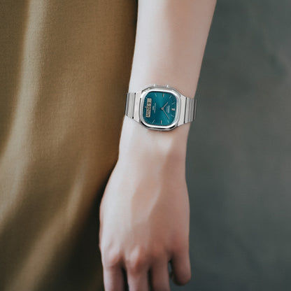 Casio Vintage AQ-240E-3AEF Armbanduhr am Handgelenk: silbernes Metallband, türkisfarbenes Zifferblatt