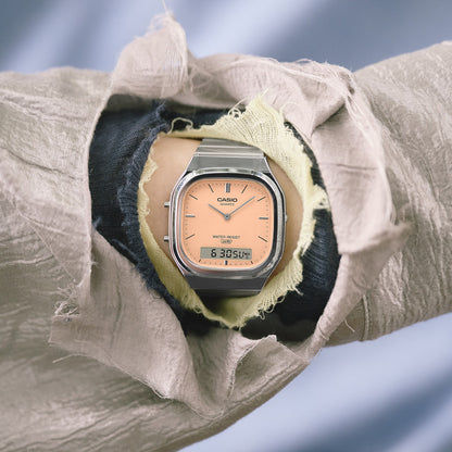 Casio Armbanduhr im Blick von vorn mit silbernem Armband und pfirsichfarbenem Zifferblatt