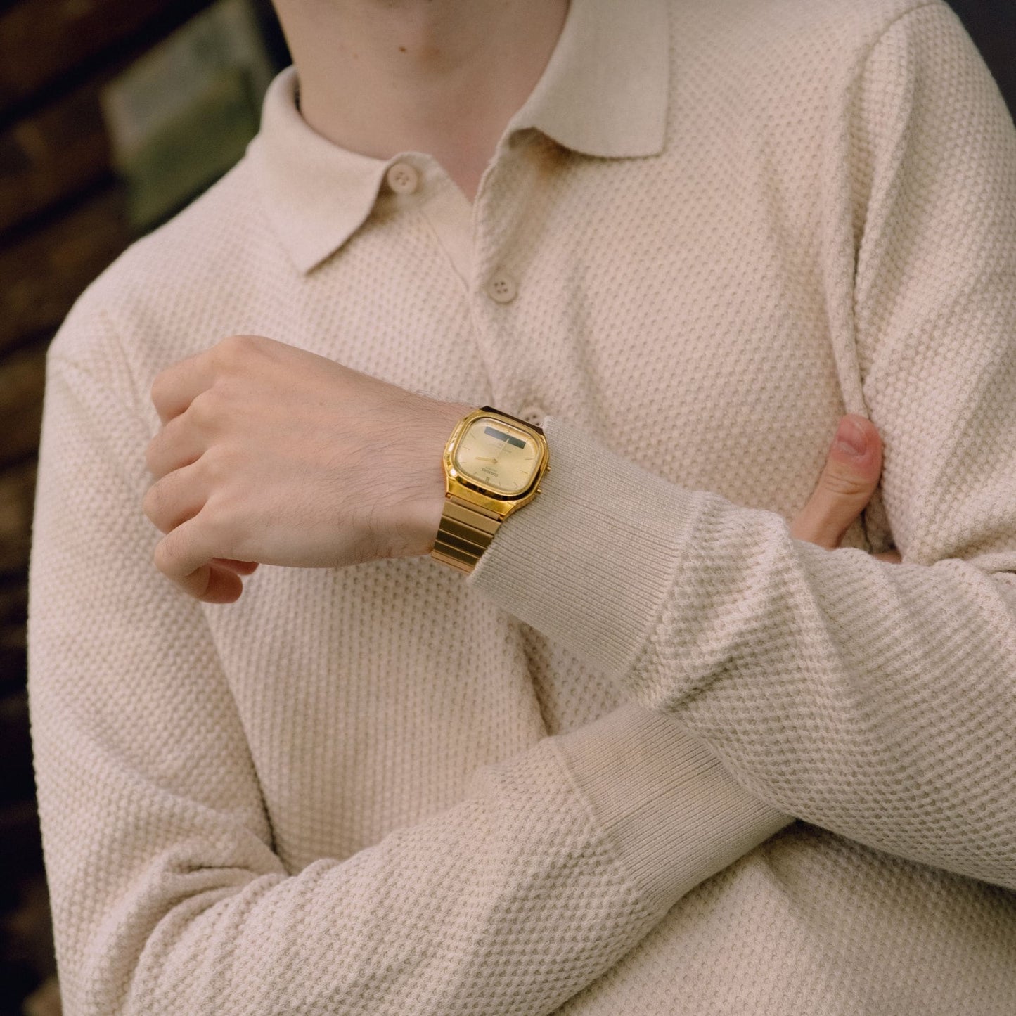 Goldene Casio Vintage Armbanduhr am Handgelenk mit Metallgliederarmband
