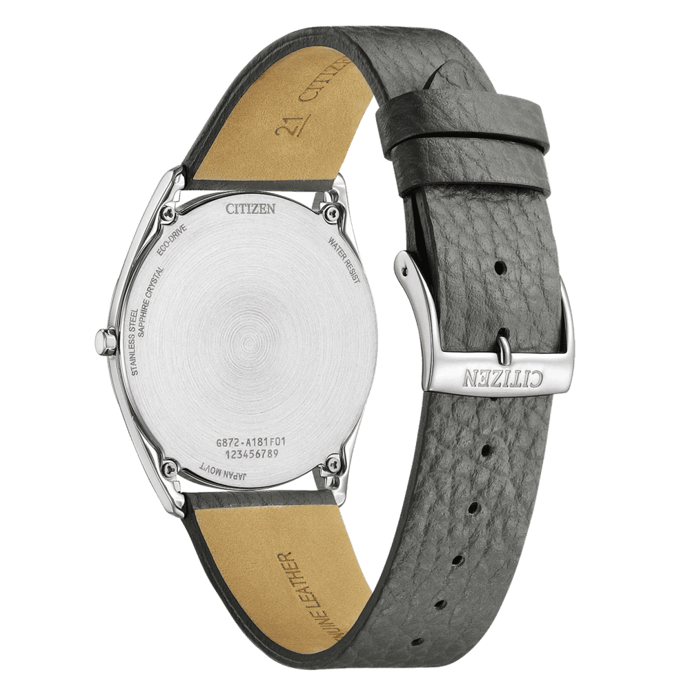 Herrklocka sedd bakifrån med silverfärgat hölje och grått präglat läderarmband