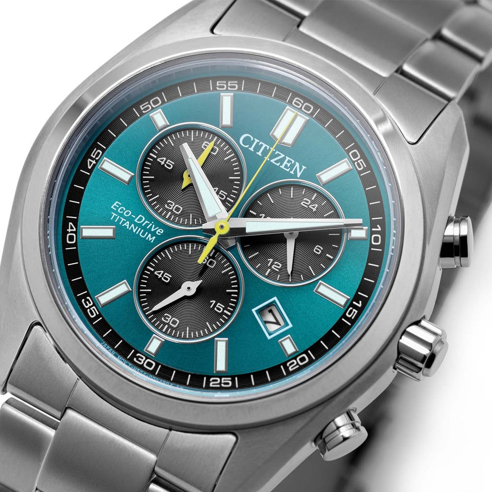 Citizen Super Titanium-klocka med turkosgrön urtavla, självlysande index och kronografdesign.