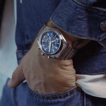 Citizen herrklocka på handleden med blå urtavla och silverfärgat metallarmband
