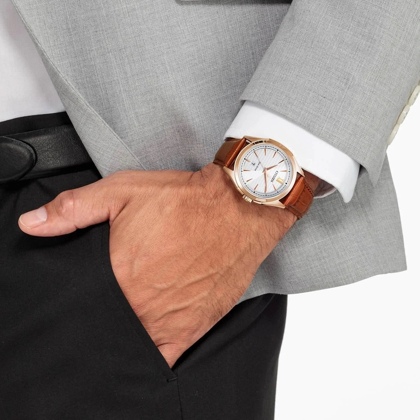 Citizen herrklocka på handleden med brunt läderarmband och vit urtavla