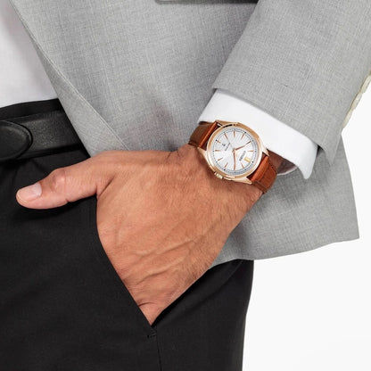 Citizen herrklocka på handleden med brunt läderarmband och vit urtavla