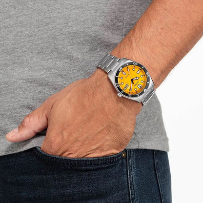 Citizen armbandsklocka på handleden, gul urtavla, metallarmband