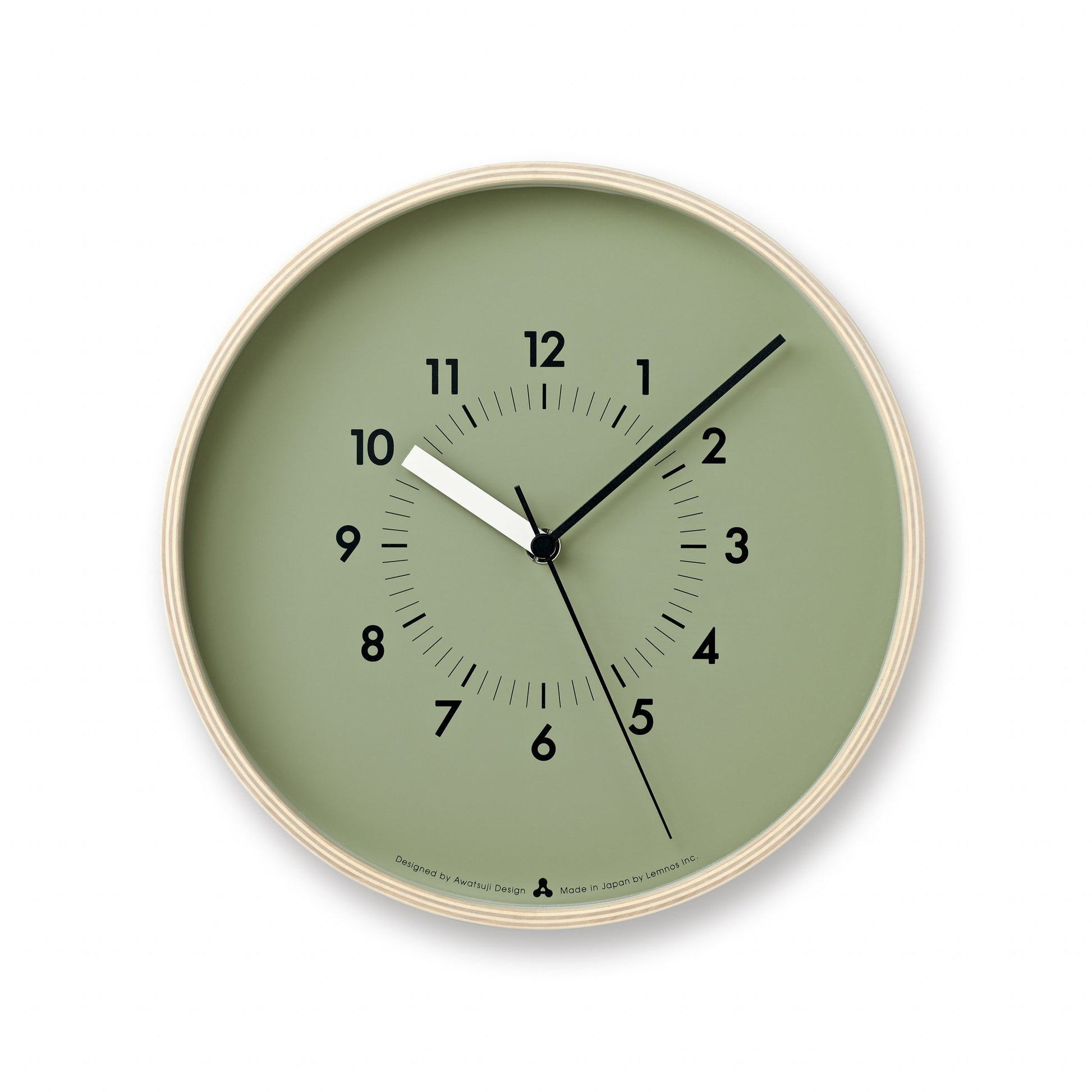Grüne Wanduhr mit beigem Rahmen, römischen Ziffern und schwarzen Zeigern