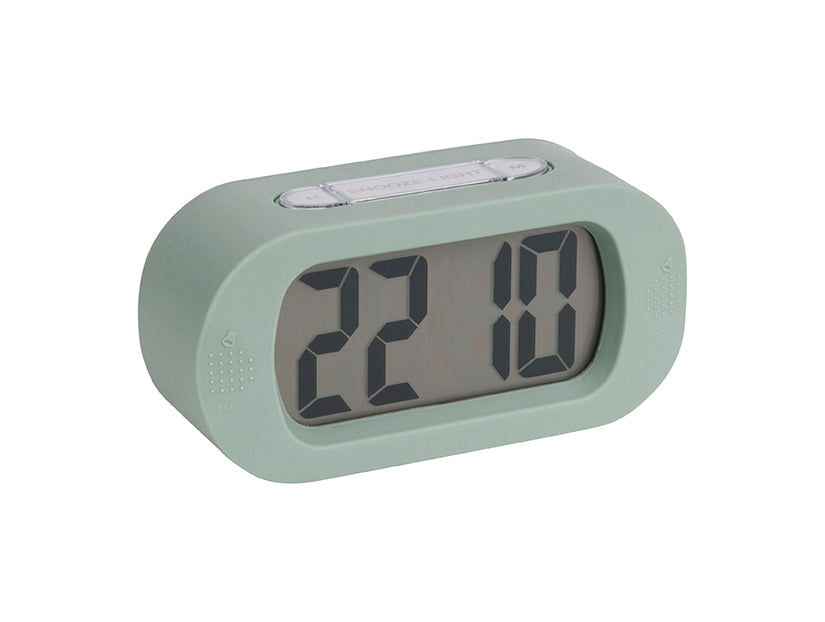 Digital väckarklocka i ljusgrönt, LED-display framifrån, tid 22:18