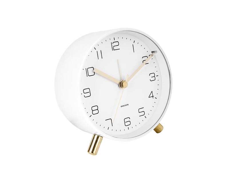 Vit analog väckarklocka med guldfärgad bas och urtavla, rund form