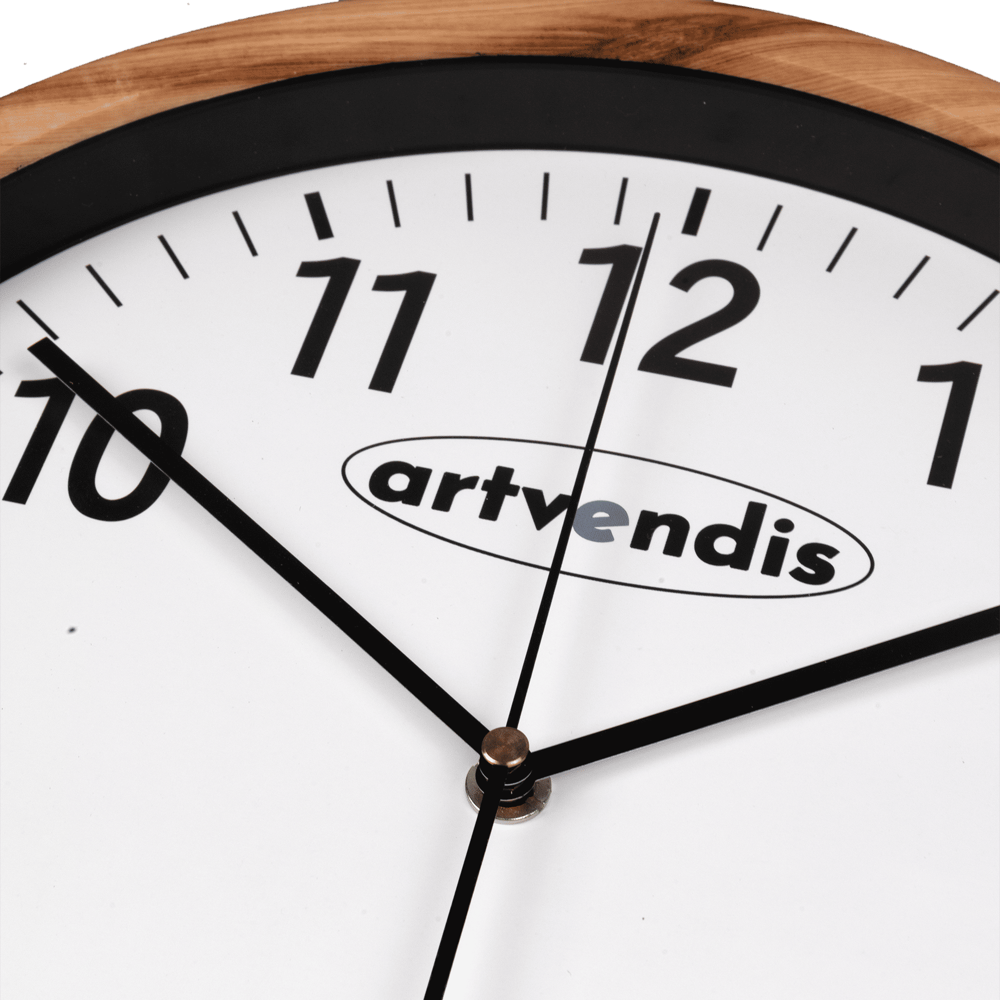 Väggklocka med artvendis-logotyp, svarta visare och träram