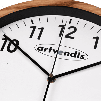 Väggklocka med artvendis-logotyp, svarta visare och träram