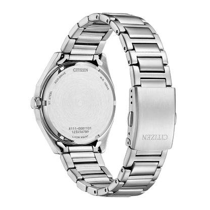 Herrklocka med silverfärgad boett och armband i rostfritt stål, synlig gravyr