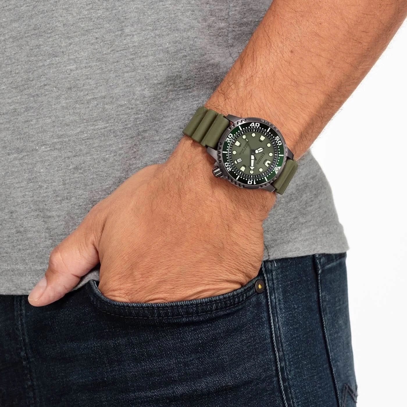 Citizen Promaster herrklocka på handleden med grönt armband och urtavla