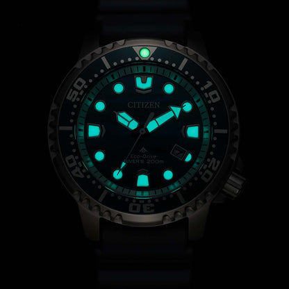 Citizen Promaster Armbanduhr im Dunkeln: leuchtende Zeiger auf blauem Zifferblatt