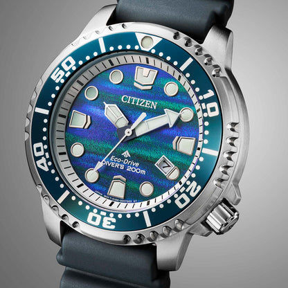 Citizen Promaster Taucharmbanduhr: Nahansicht blaues Zifferblatt mit Eco-Drive-Inschrift