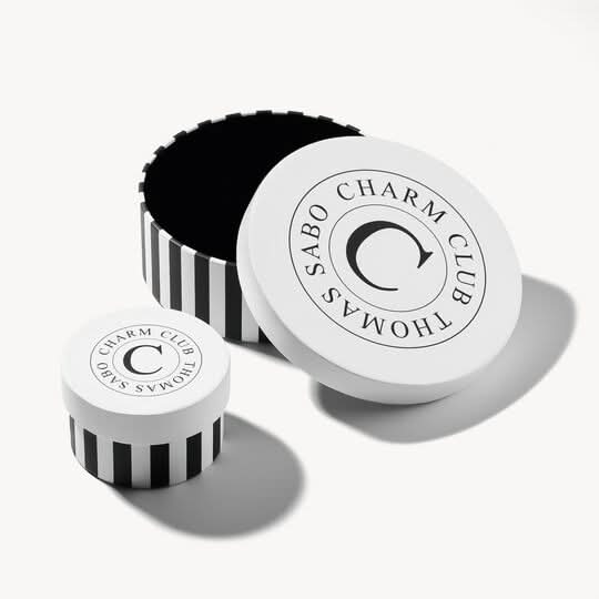 Charm-koppling från Thomas Sabo med logotypskivor, svartvitrandig