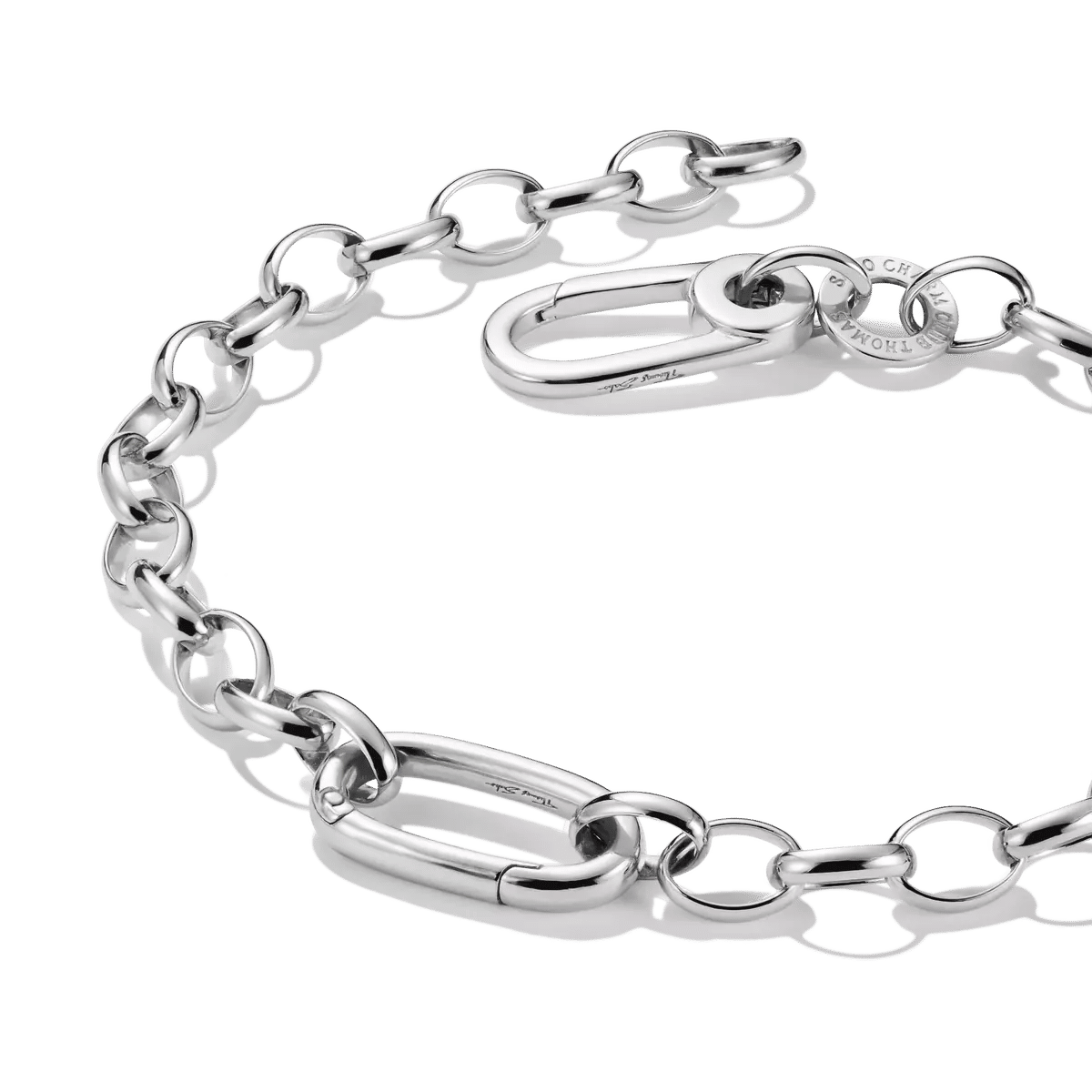 Silverfärgat berlockarmband med hjärtdetalj och oval dekoration
