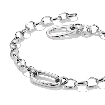 Silverfärgat berlockarmband med hjärtdetalj och oval dekoration