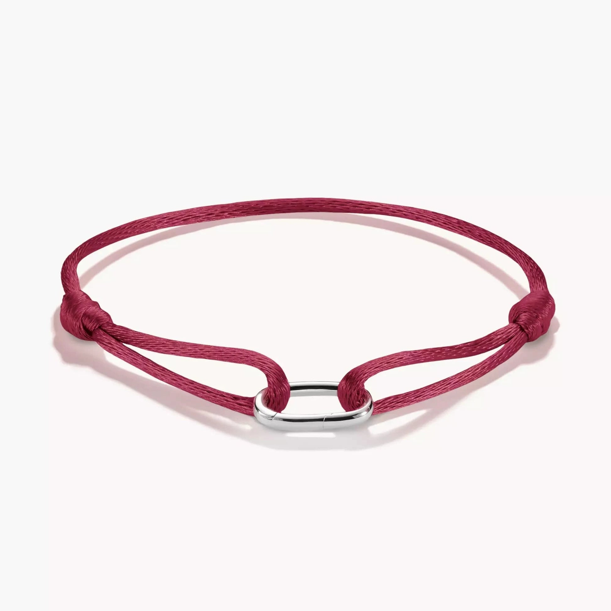 Textilarband i rött band med silverfärgad kopplingsring och knutändar