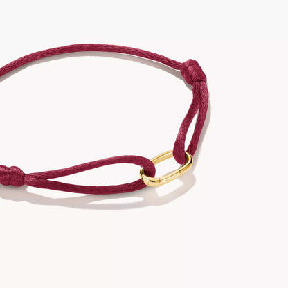 Rött textilarmband med guldfärgat Connect-lås, närbild på öglan